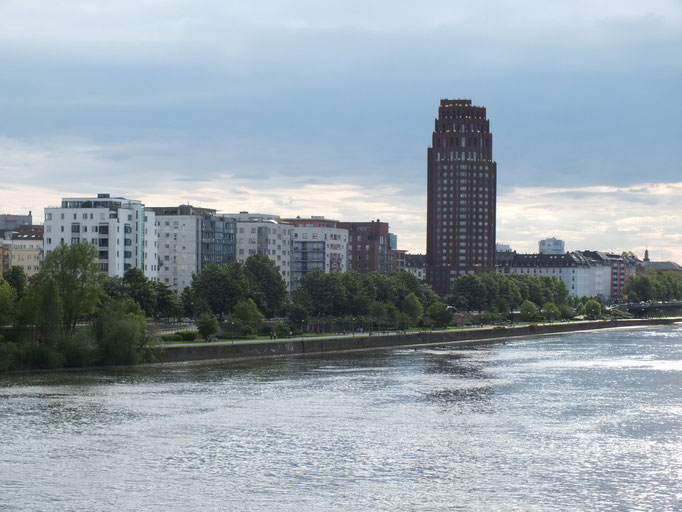 Blick von  Eisenbahnbrücke auf den Bereich des ehemaligen Schlachthofes (Deutschherrenufer)