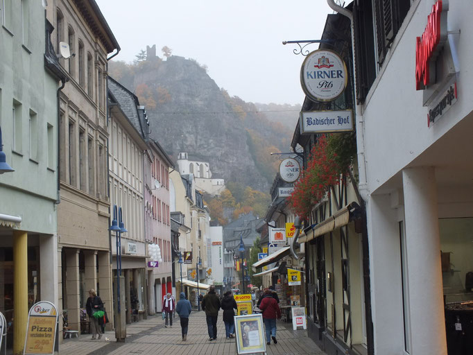 Fußgängerzone; am Steilhang hinten kann man die Felsenkirche erkennen und oberhalb davon die Burg.