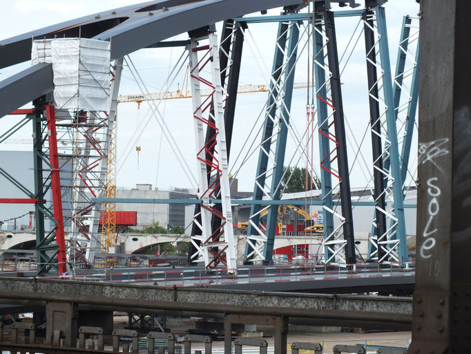 Blick von  Eisenbahnbrücke Richtung Osthafen; hier liegen Teile einer Brücke, die neu über den Main als Verbindung zur EZB errichtet werden soll