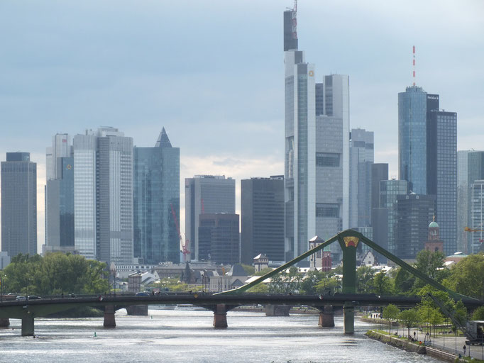 Blick von  Eisenbahnbrücke auf die Skyline