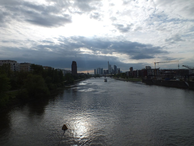 Blick von  Eisenbahnbrücke nach Westen; Gegenlichtaufnahme