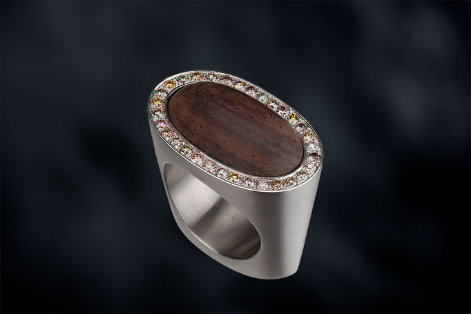 Produktnummer 5274 - 950/- Palladium, braune Brillanten , Holz