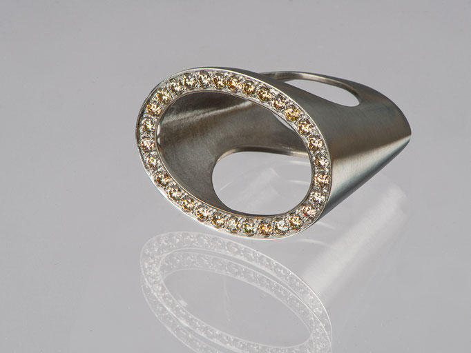 Produktnummer 4124 - 950/- Palladium, braune Brillanten