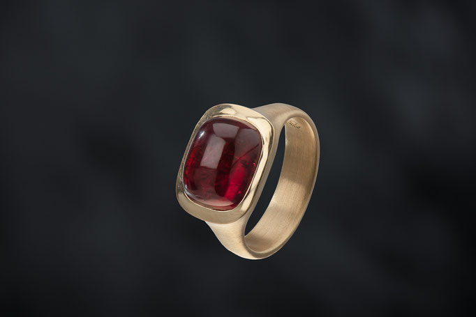 Produktnummer 9057 - 750/- Gelbgold, roter Turmalin