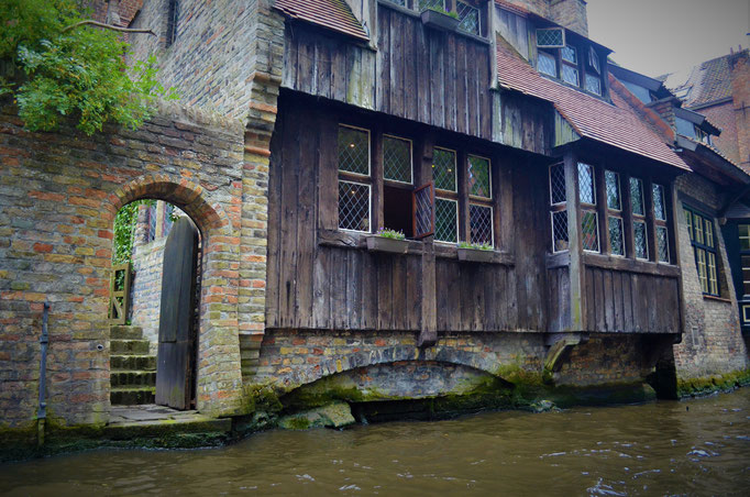 Brügge (Belgien) typische Häuser am Kanal