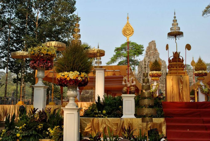 Des décorations sont installées un peu partout. Ici c'est au temples d'Angkor car depuis quelques années les cambodgiens adorent aller le fêter là-bas. 