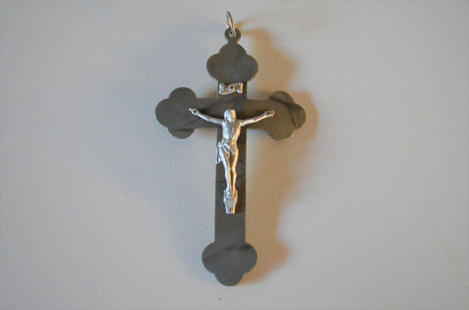 kleines, marmorierte Kunststoff Kreuz mit Metall Verzierungen zum Umhängen. 9,5 cm hoch. Preis: 3,50 €