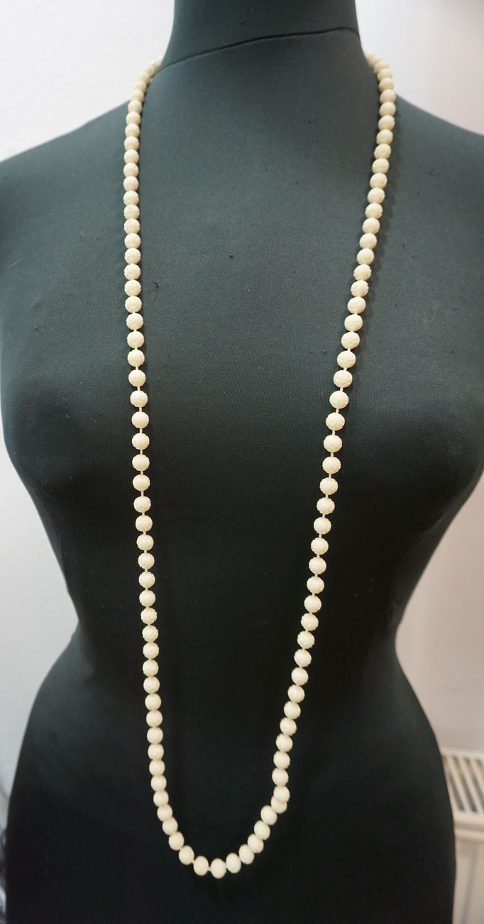 elfenbeinfarbige Plastikperlen Kette. Die Perlen sind so gegossen, dass ein Rosenmuster sichtbar ist. Alter: etwa 1970er Jahre. Preis: 2,20 €