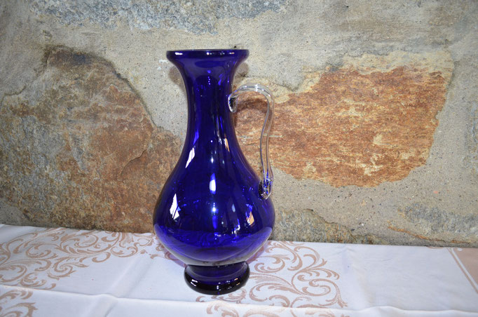 blaue Glas Henkelvase, Handarbeit, etwa 1960er/1970er Jahre. Höhe: 30 cm. Preis: 12,00 €