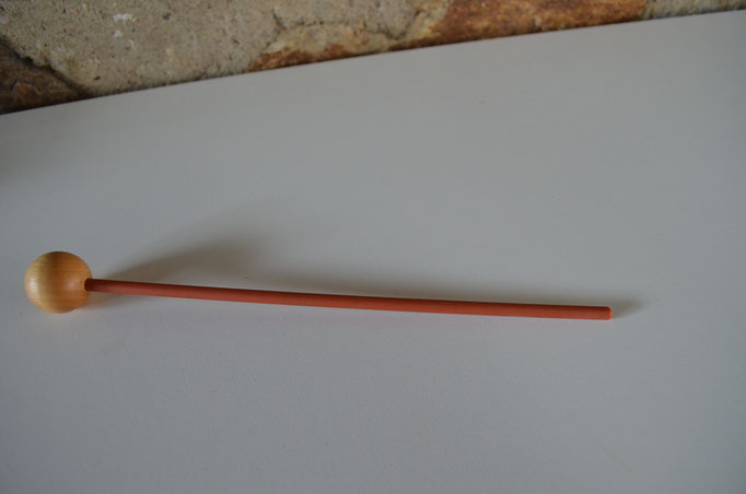 Schlägel aus Kunststoff mit Holzkugel. 25,5 cm Gesamtlänge, 2,8 cm Kopfdurchmesser. Neu. Preis: 3,50 €