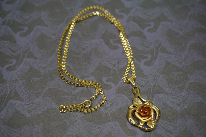 Modeschmuck Kette mit Rosenanhänger in der Farbe Gelbgold und Rosegold. Etwa 1950er bis 1970er Jahre. Neuwertiger Zustand. Preis: 9,90 €