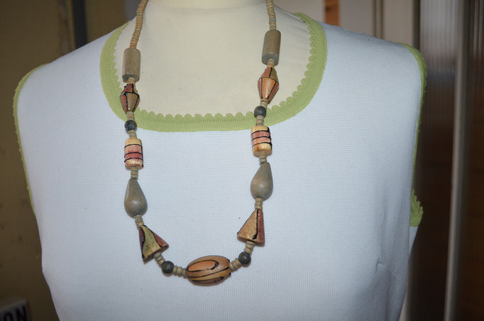 Halskette aus verschiedenen Holzperlen, Pastellfarbig und matt lackiert. Top Zustand. Etwa 1980er/1990er Jahre. Preis: 5,00 €