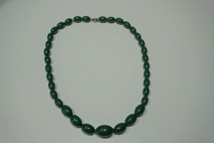 grüne Plastikperlen Kette, olivenförmige Perlen. Etwa 1950er bis 1970er Jahre. Preis: VB 5,00 €