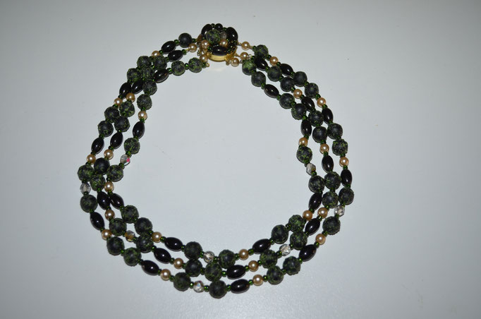 3-reihige Perlenkette aus den 1950er Jahren. Sehr guter Erhaltungszustand. Preis: VB 25,00 €