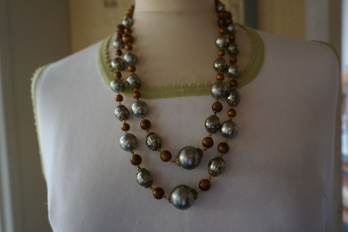 Doppelreihige 60er Jahre Perlenkette in grau und braun mit Schmuckverschluss. Top Zustand. Preis: VB 15,00 €