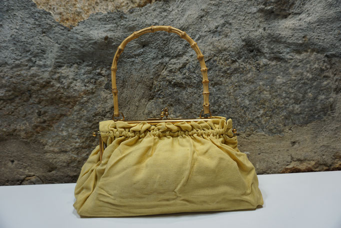 50er Jahre Handtasche aus Stoff mit Bambus Bügel. Sehr guter Erhaltungszustand. Preis: 25,00 €