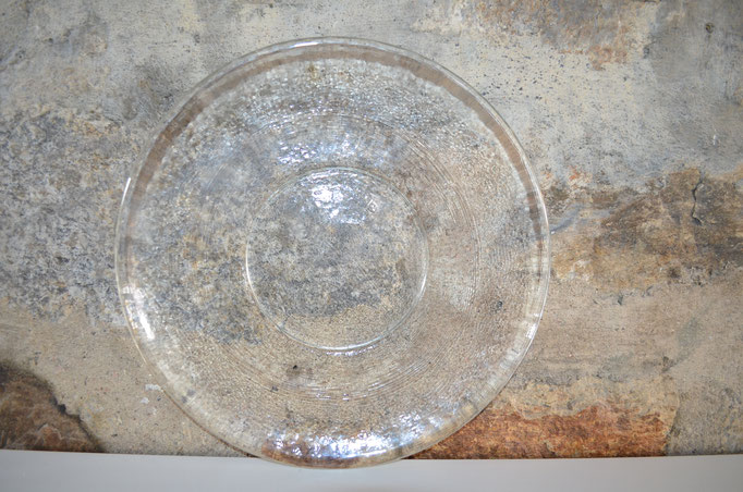 große, dicke und unebene Obstschale aus Glas. Mundgeblasen, etwa 1960er/1970er Jahre. 30 cm Durchmesser. Preis: 5,00 €