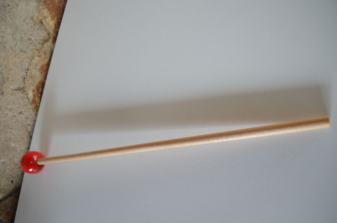 Trommelschlägel aus Holz mit roten Kopf. 35 cm Gesamtlänge, 3 cm Kopfdurchmesser. Neu. Preis: 4,50 €