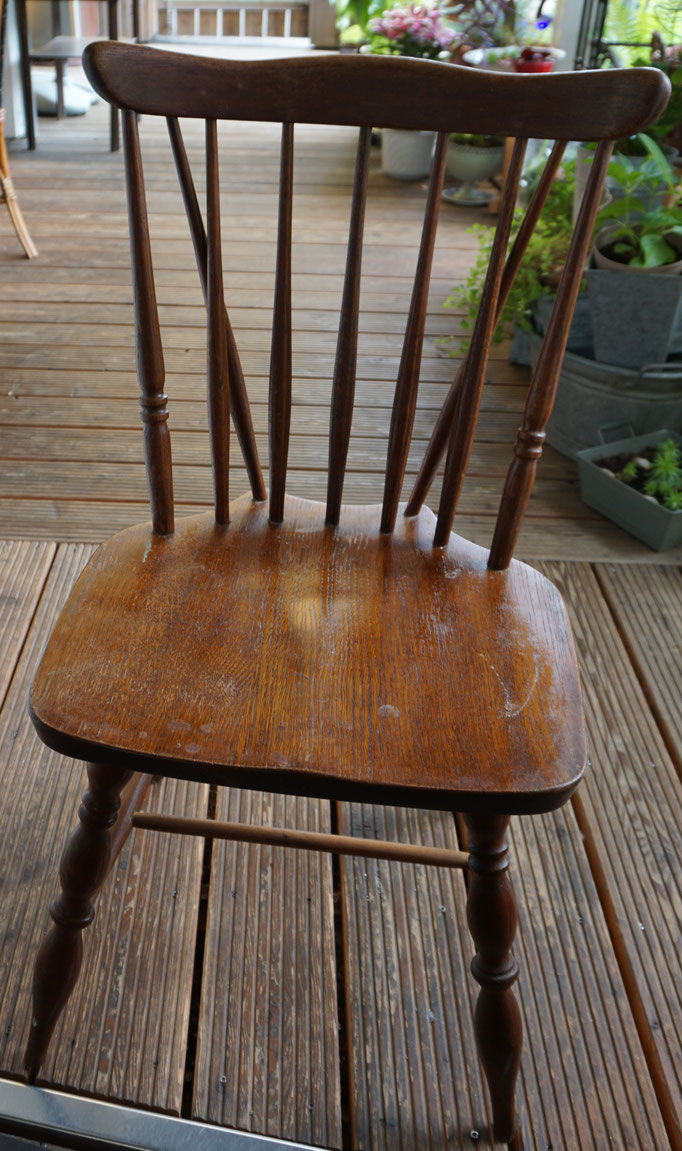 alter Massivholz Wirtshaus Stuhl. Sehr stabil, jedoch mit Alters- und Gebrauchsspuren. Preis: VB 40,00 € je Stuhl