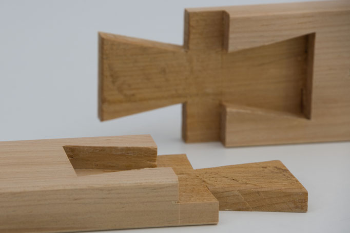 Doppelter Schwalbenschwanz-Blattstoß (Koshikake are Tsugi) Eine Kombination von schwalbenschanzförmigen Zapfen und Blatt ist der seitengleiche doppelte Schwalbenschwanz-Blattstoß. Da es sich um ein universelles Prinzip handelt, findet man diese Verbindung