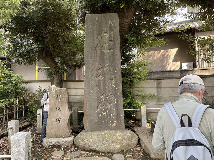 忠魂碑の下の丸い礎石は奈良時代の相模国分寺から持ってきたもの。1200年以上前のものが目の前にあります。