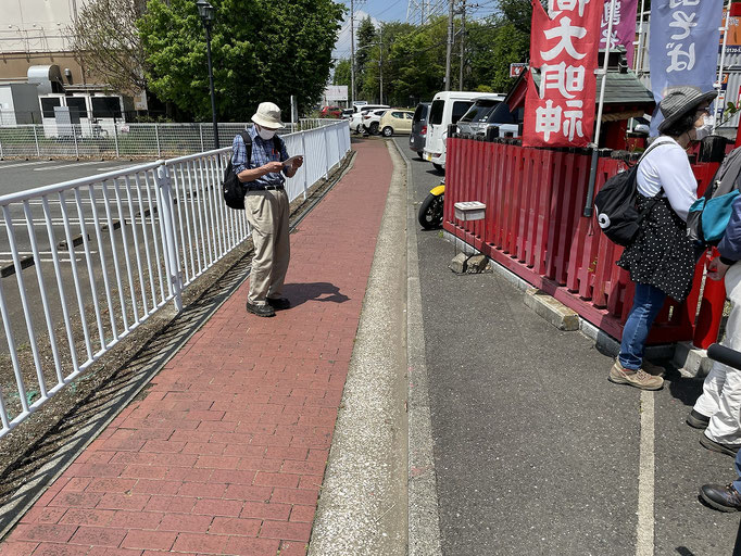 馬場屋敷付近。赤いブロックの歩道が鎌倉古道。ちょっと狭いですね。