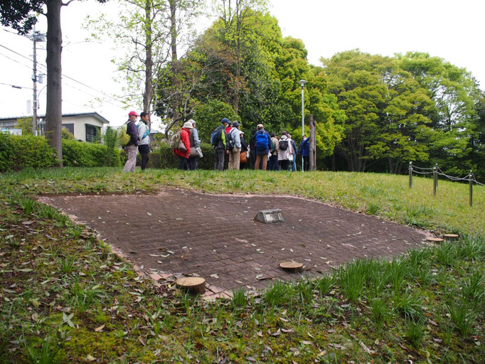 三輪瓦窯跡  　奈良・平安時代の集落跡および竪穴住居跡が発見されました。  　奈良時代の登り窯1基は「三輪瓦窯址」と命名されています。