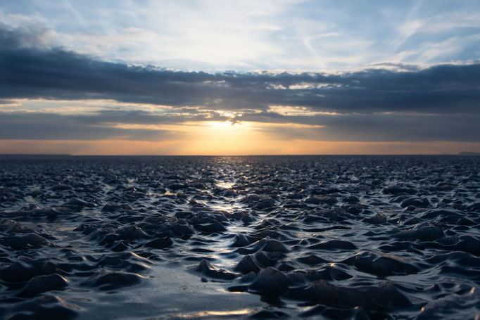 Der zugefrorene Neusiedlersee. Der Himmel ist mit einer KI erstellt. Im Original waren zu viele störende Strukturen am Horizont. Erstmals also ein (halbes) KI Bild hier auf meiner Homepage. Ich muss noch nachdenken, ob das sein darf. 