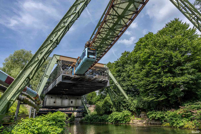 Ausfahrt Schwebebahnhaltestelle Loher Brücke Fahrtrichtung Oberbarmen.