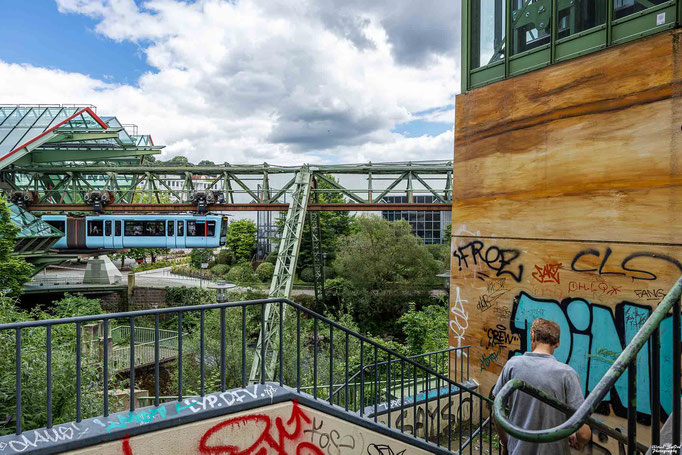 Ausfahrt von der Schwebebahnhaltestelle Kluse Fahrtrichtung Oberbarmen.