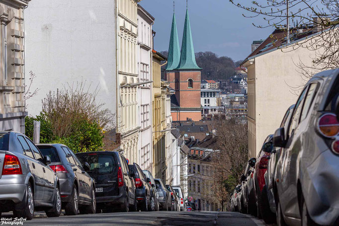 Blick von der Ottenbrucher Straße auf die Laurentiuskirche