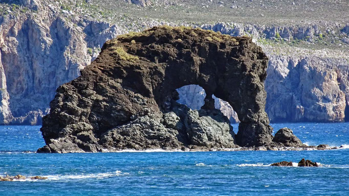 Felsbogen auf einer kleinen Insel vor Lentas