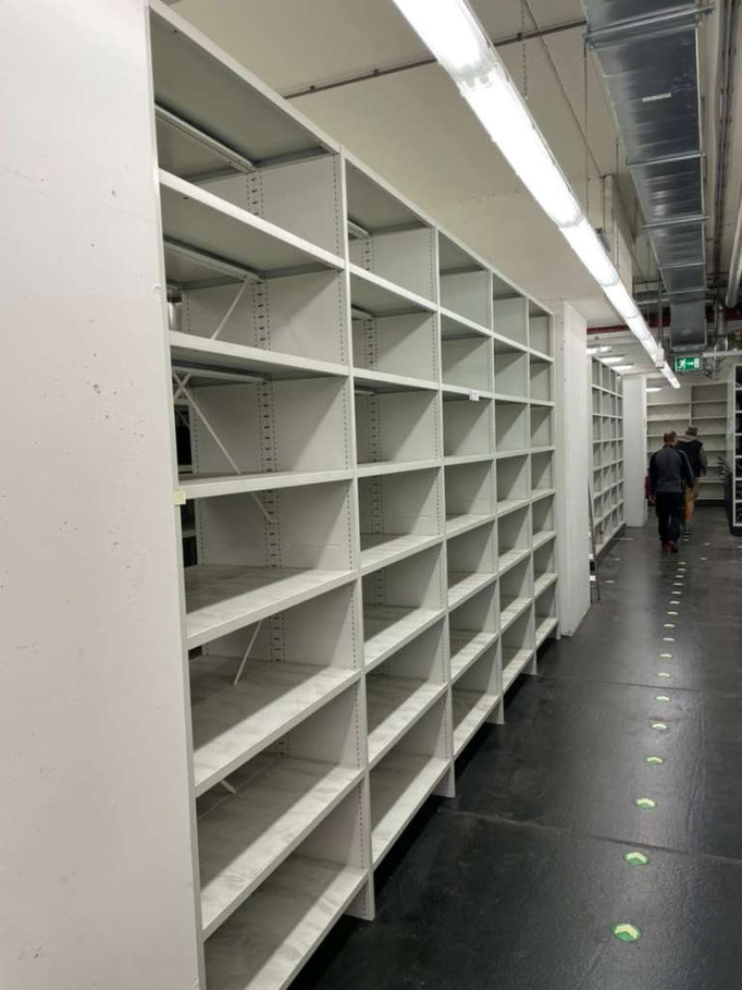 Es kann seitlich nichts herausfallen. Geschlossener Regal-Rahmen. - lagerconsulting.at