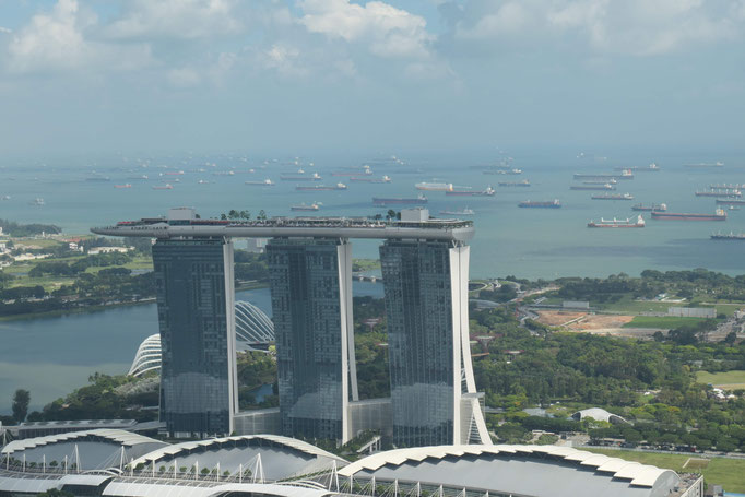 Marina Bay. Ein dem Meer abgerungener Stadtteil, der für Singapurs Aufschwung steht. Dahinter die unzähligen, ankernden Schiffe.