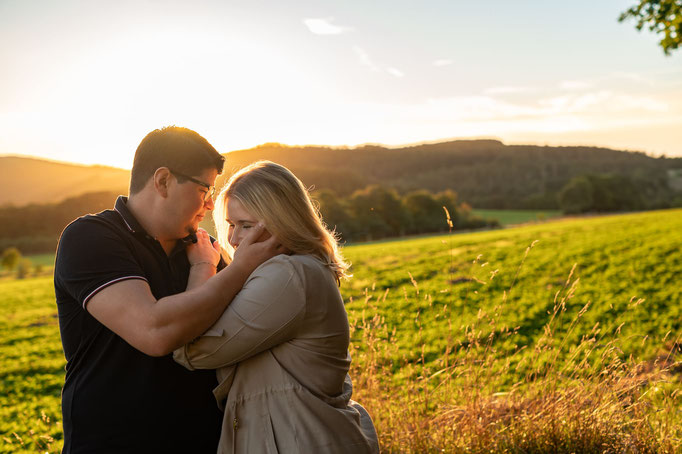 Romantische Bilder zum Sonnenuntergang - Paarbilder vor der Hochzeit - Birgit Marzy Photographie, Neu-Anspach