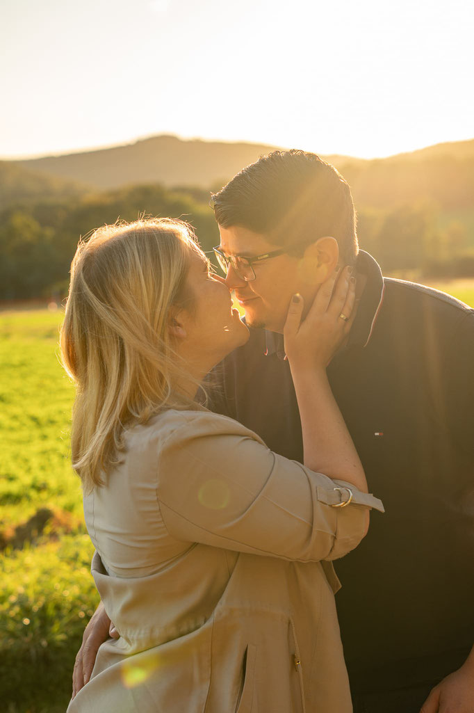 Romantische Bilder zum Sonnenuntergang - Paarbilder vor der Hochzeit - Birgit Marzy Photographie, Neu-Anspach