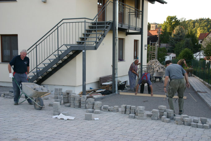 Pflasterung am Zugang zum Jugendraum, Vereinszimmer und Heimatverein