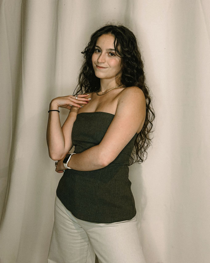 Tania - Jazz & Danse Classique. Elle découvre la danse classique, néo-classique et jazz à Arte Corpo  avant de prendre son envol pour être diplômée d'aptitude technique de danse Jazz par le Jury du Centre National de Marseille en 2019