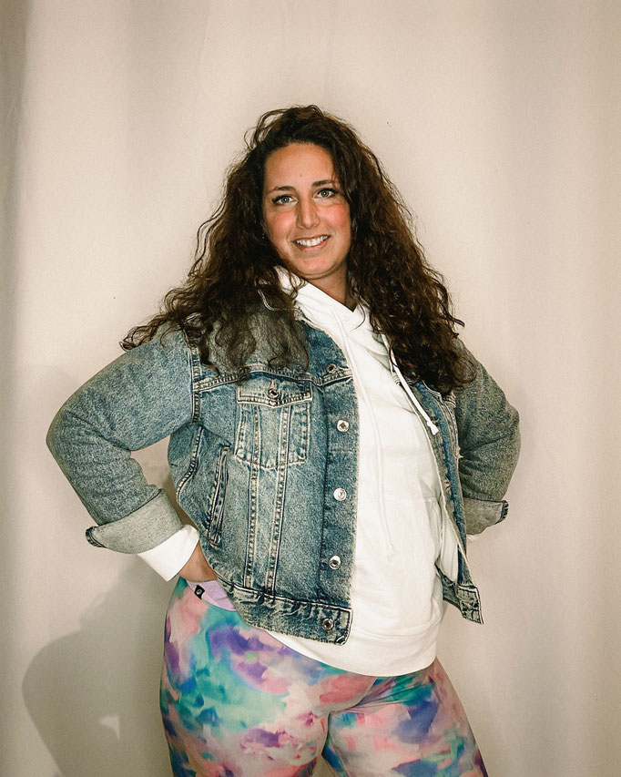 Laurie - Pilates. Ancienne élève d'Arte Corpo, elle enseigne l'éducation physique dans plusieurs écoles. Elle est instructrice pilates depuis 2018 et pilates post-thérapie depuis 2020. Elle est également animatrice comédies musicales aux ateliers.BE