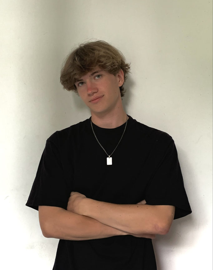 Hugo - Hip-Hop. Membre de la Cie Arte Corpo, il est passionné par les mécanismes du corps dans le sport, et notamment la danse, depuis très jeune.  