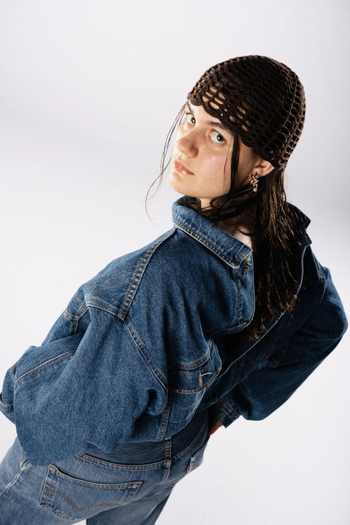 Max - Hip-Hop. Passionnée de culture Hip-Hop, elle s'inspire de tous les styles en suivant différents Workshops. Danseuse de la Cie Arte Corpo, elle n'a pas peur de se mouiller en plongeant dans les battles de la région !