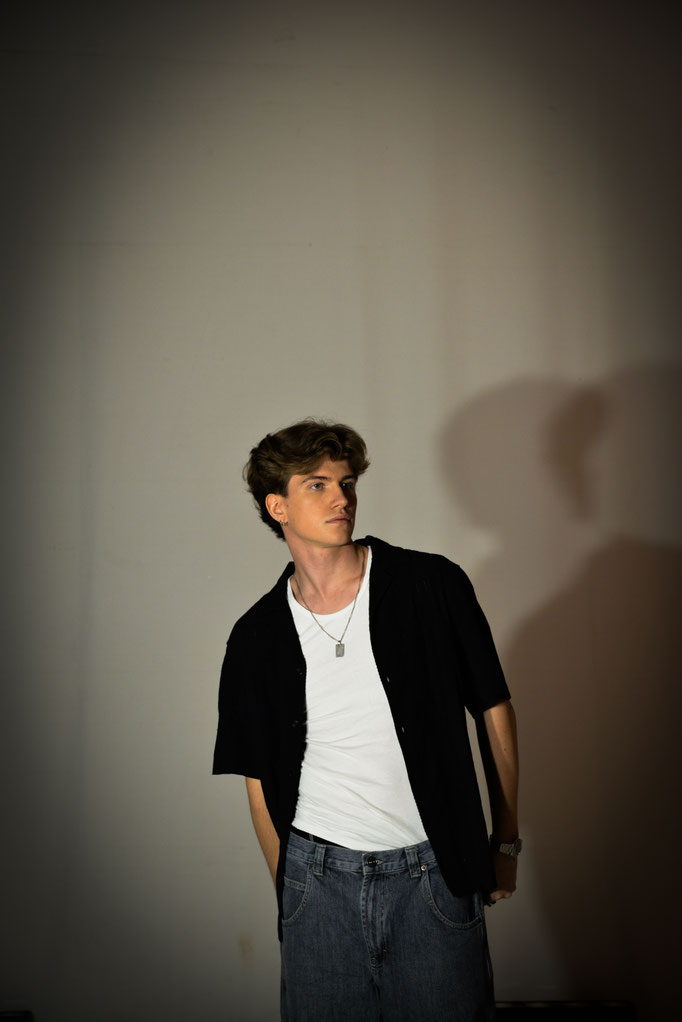 Hugo - Hip-Hop. Diplomé en Kinésithérapie, Hugo est professeur de danse dans différents établissements en Belgique. Il ressort gagnant du concours "Choreographer's Ball" 2025 avec la Cie Lucca Berlo. Danseur professionnel au sein de différents projets.