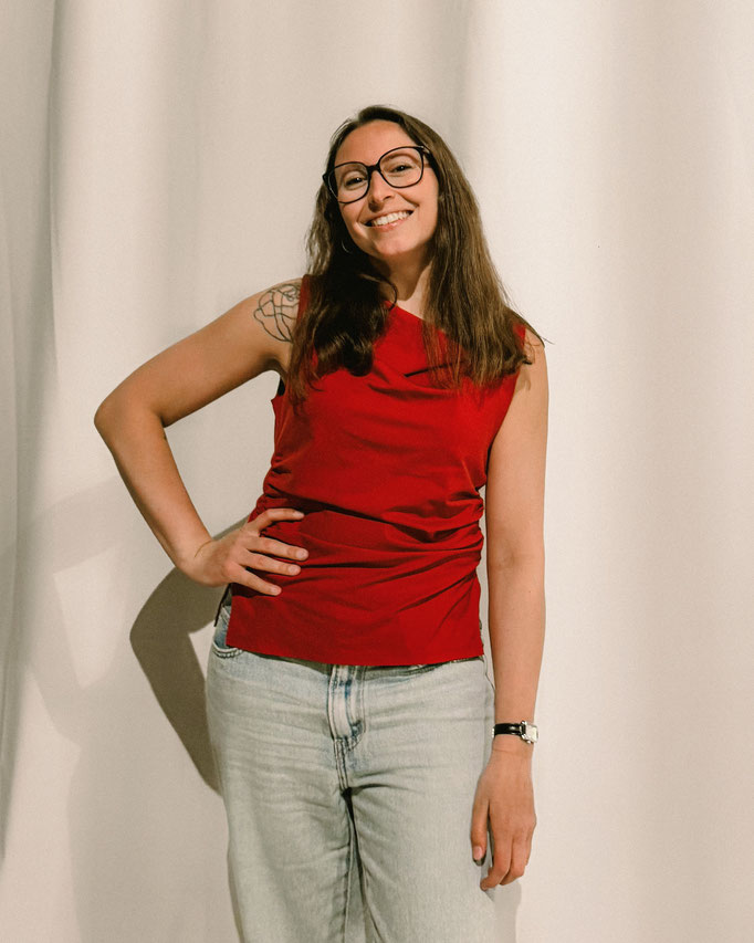 Alizée - Ali-age & Initiation. Professeur de formation, elle enseigne la danse aux enfants avec beaucoup de pédagogie. 