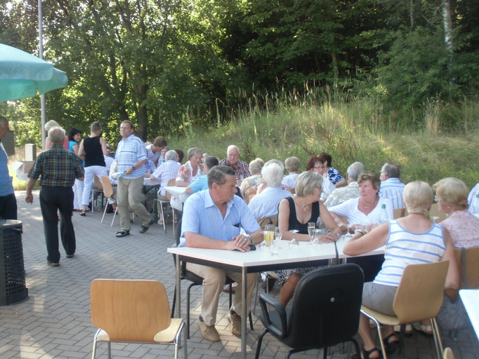 nette Gespräche in grüner Umgebung