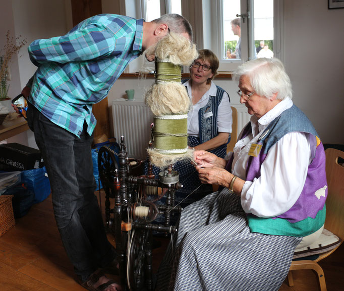 Ulrike Gose, am Spinnrad