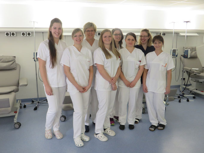 Schwestern und medizinische Fachangestellte kümmern sich vorbildlich um Patienten in der Tagesklinik.