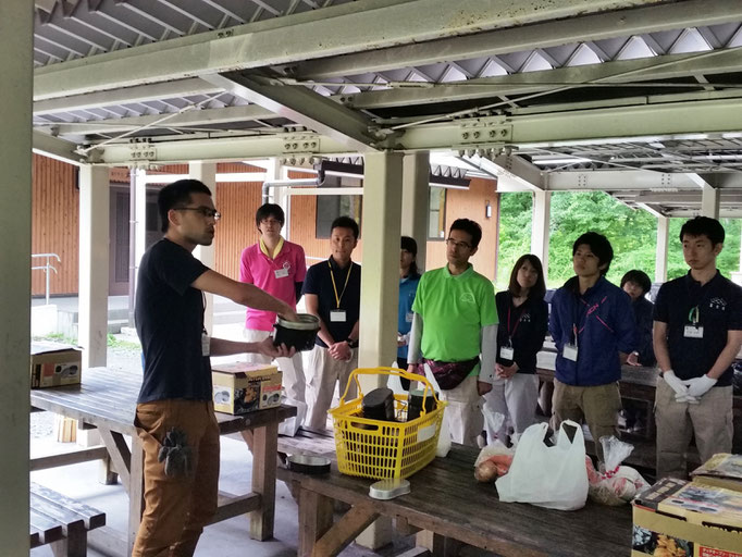 飯盒の使い方を指導中