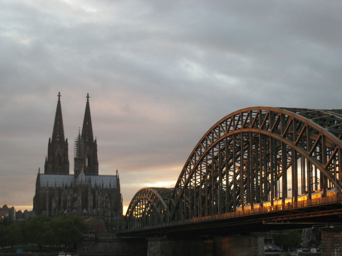 ケルン大聖堂と陸橋