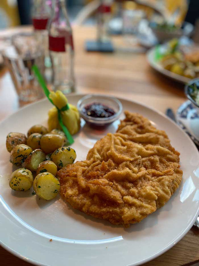 Hotel BLÜ Klassiker Wiener Schnitzel