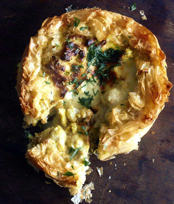 Ottolenghi Shelf Love: Currywürziger Blumenkohl-Käse-Filo-Pie 